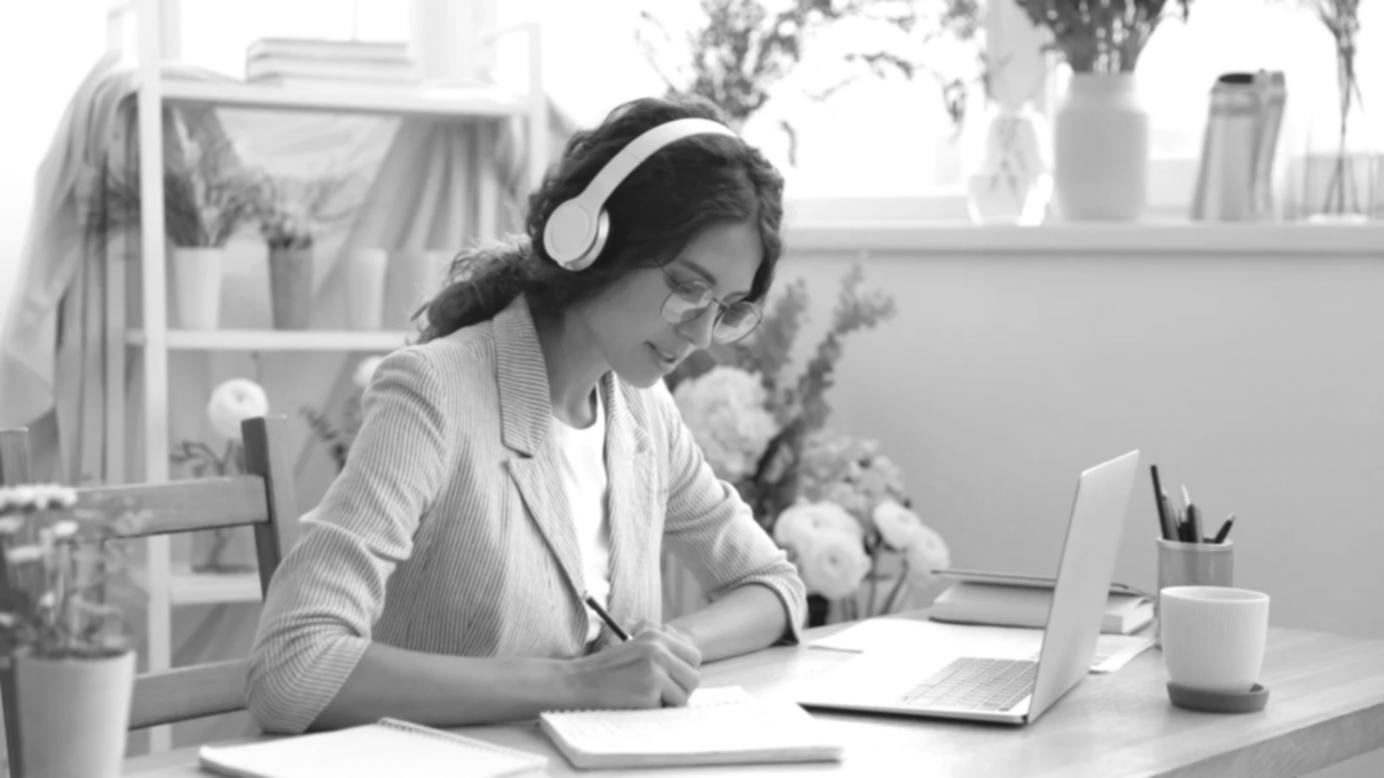 Periodista digital en entorno de trabajo remoto