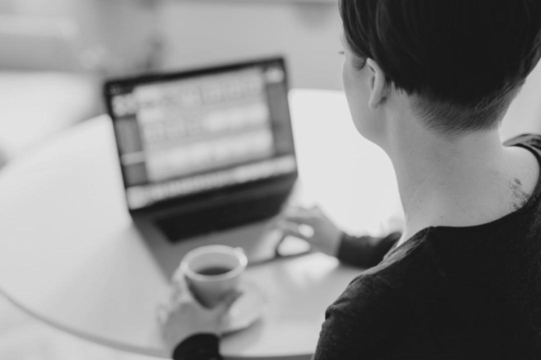 Estudiante revisando contenido periodístico en tablet